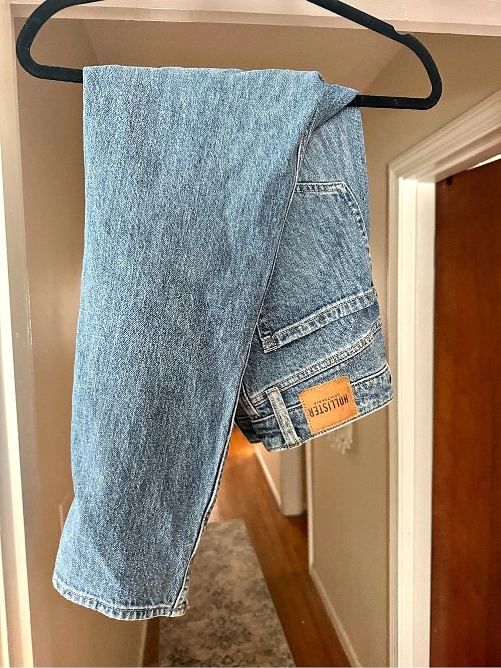 Hollister Ultra High-Rise Mom Jean High Rise Mom Jeans in Blue Size 6R